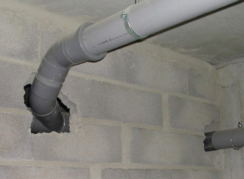 Passage de tuyaux non calfeutrés à travers un mur, diminuant son efficacité coupe-feu