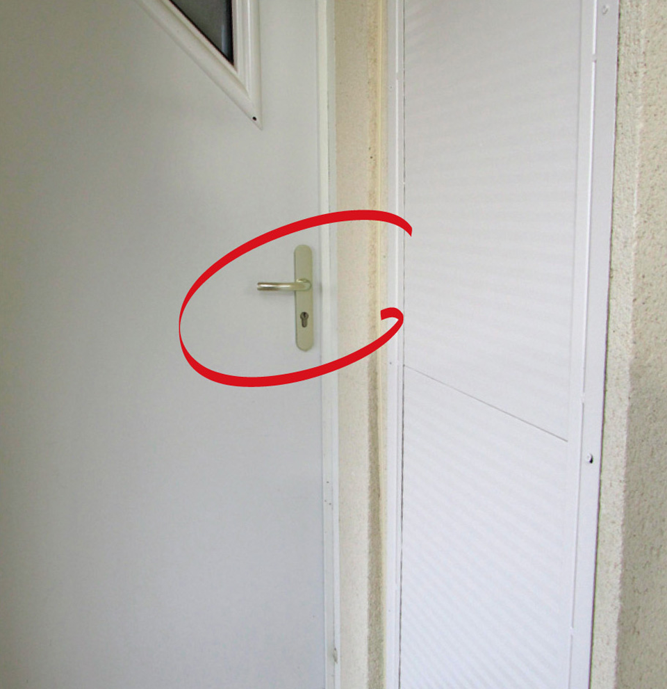 Porte d'entrée non conforme à l'accessibilité PMR, avec un éloignement insuffisant de la poignée et de la serrure par rapport au mur