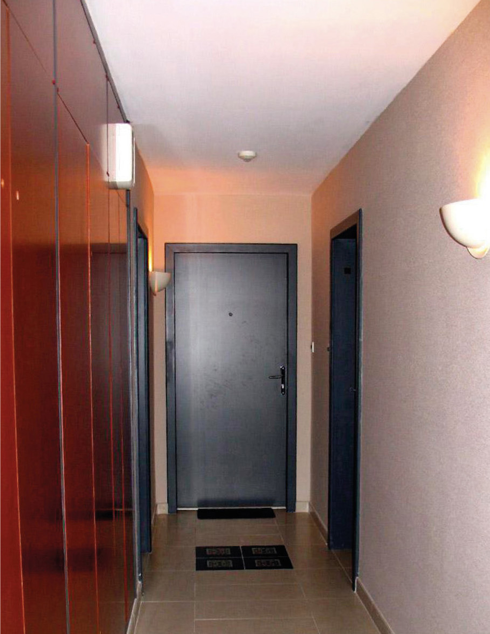 Couloir intérieur d'une partie commune d'un bâtiment ne possédant aucun revêtement absorbant, ce qui est non conforme