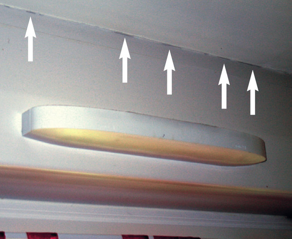 Coffre de volet roulant ayant des défauts d'étanchéité avec le plafond, réduisant l’efficacité de l'isolation acoustique