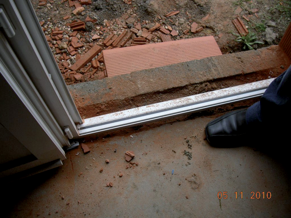 Infiltrations d'eau par seuil de porte-fenêtre - Agence Qualité