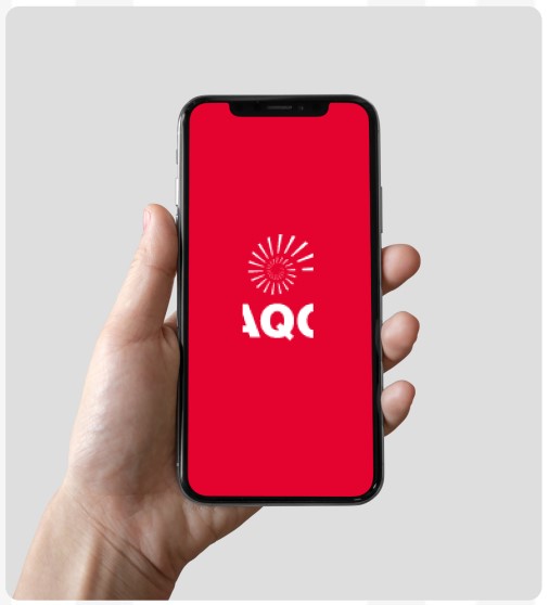 Visuel de l'AQC sur l'écran d'un smartphone, pour valoriser l'envoi de candidature spontanée pour rejoindre l'AQC