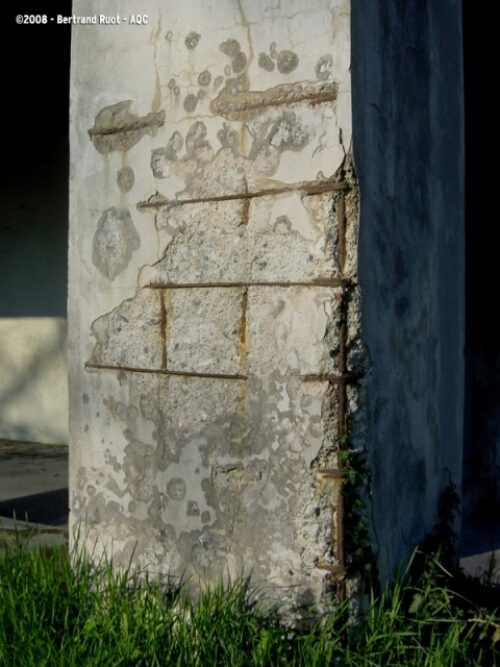 Désordre bâtiment : Corrosion des armatures d'un poteau béton - Concours photo AQC 2008 - Bertrand Ruot