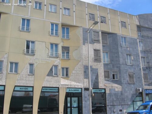Désordre bâtiment : Dégradation du revêtement céramique collé en façade - Concours photo AQC 2008 - Jean Compte