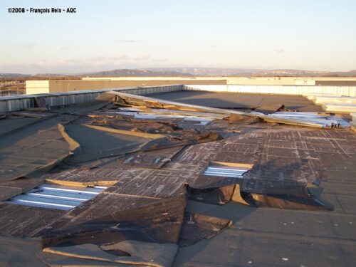 Désordre bâtiment : Soulèvement de la membrane d'étanchéité en toiture-terrasse - Concours photo AQC 2008 - François Reix