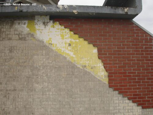 Désordre bâtiment : Décollement des plaquettes de terre cuite d'un mur - Concours photo AQC 2009 - Patrick Beaunier