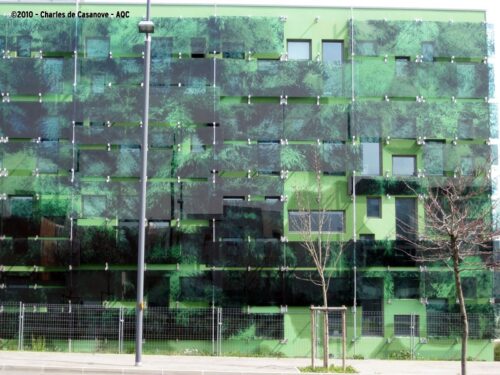 Désordre bâtiment : Casse de brise-soleils en verre trempé - Concours photo AQC 2010 - Charles De Casanove
