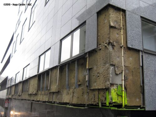 Désordre bâtiment : Chute de pierres agrafées en façade - Concours photo AQC 2010 - Hugo Cardin