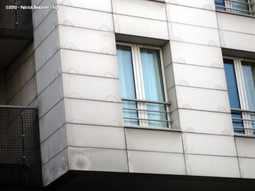 Désordre bâtiment : Taches sur façade en pierres agrafées - Concours photo AQC 2010 - Patrick Beaunier
