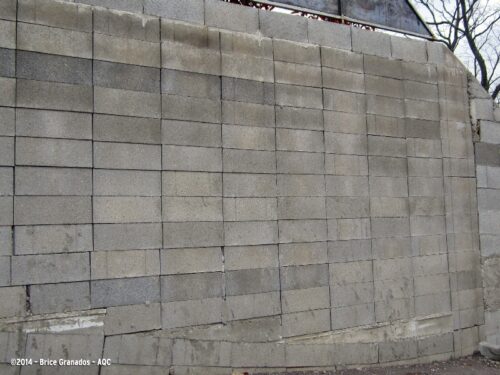 Désordre bâtiment : Mur de soutènement sans décalage des joints verticaux - Concours photo AQC 2014 - Brice Granados