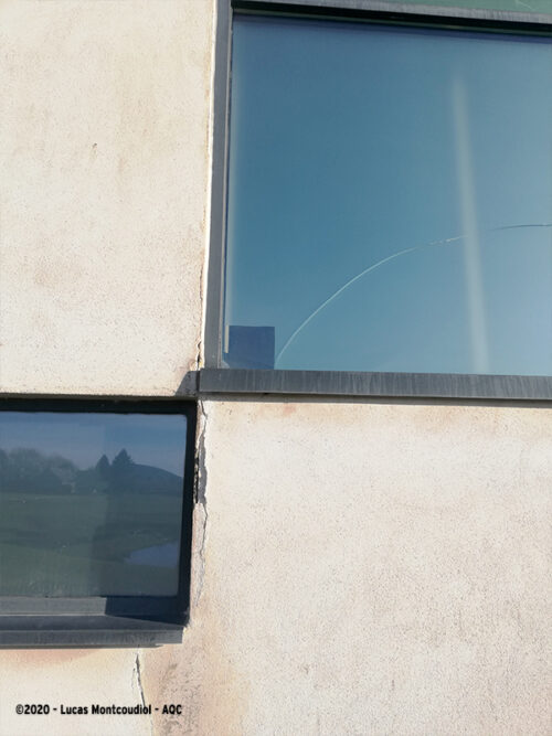 Désordre bâtiment : Vitrage fissuré par des contraintes - Concours photo AQC 2020 - Lucas Montcoudiol