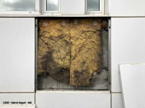 Désordre bâtiment : Dégradation d'un isolant sous bardage - Concours photo AQC 2021 - Gabriel Daguet