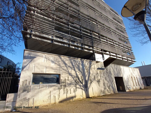 Désordre bâtiment : Décollement de carreaux d'élancement important en façade - Concours photo AQC 2022 - Clément Chavand