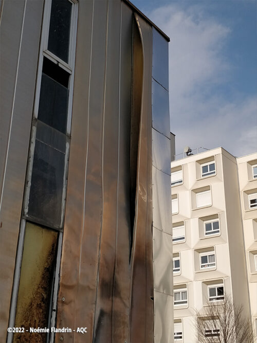 Désordre bâtiment : Déformation avec soulevement d'un bardage extérieur - Concours photo AQC 2022 - Noémie Flandrin