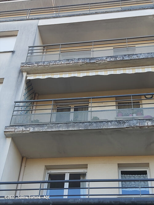 Désordre bâtiment : Fissuration et éclatement du béton en nez de balcon - Concours photo AQC 2022 - Solène Fortuné
