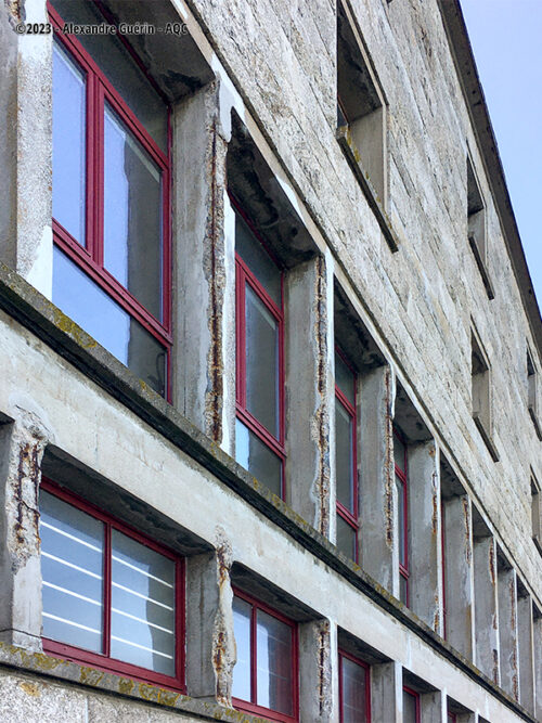 Désordre bâtiment : Armatures corrodées sur façade en béton - Concours photo AQC 2023 - Alexandre Guérin