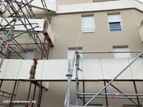 Désordre bâtiment : Effondrement de bandeaux en béton préfabriqué en façade - Concours photo AQC 2023 - Camille Azencott