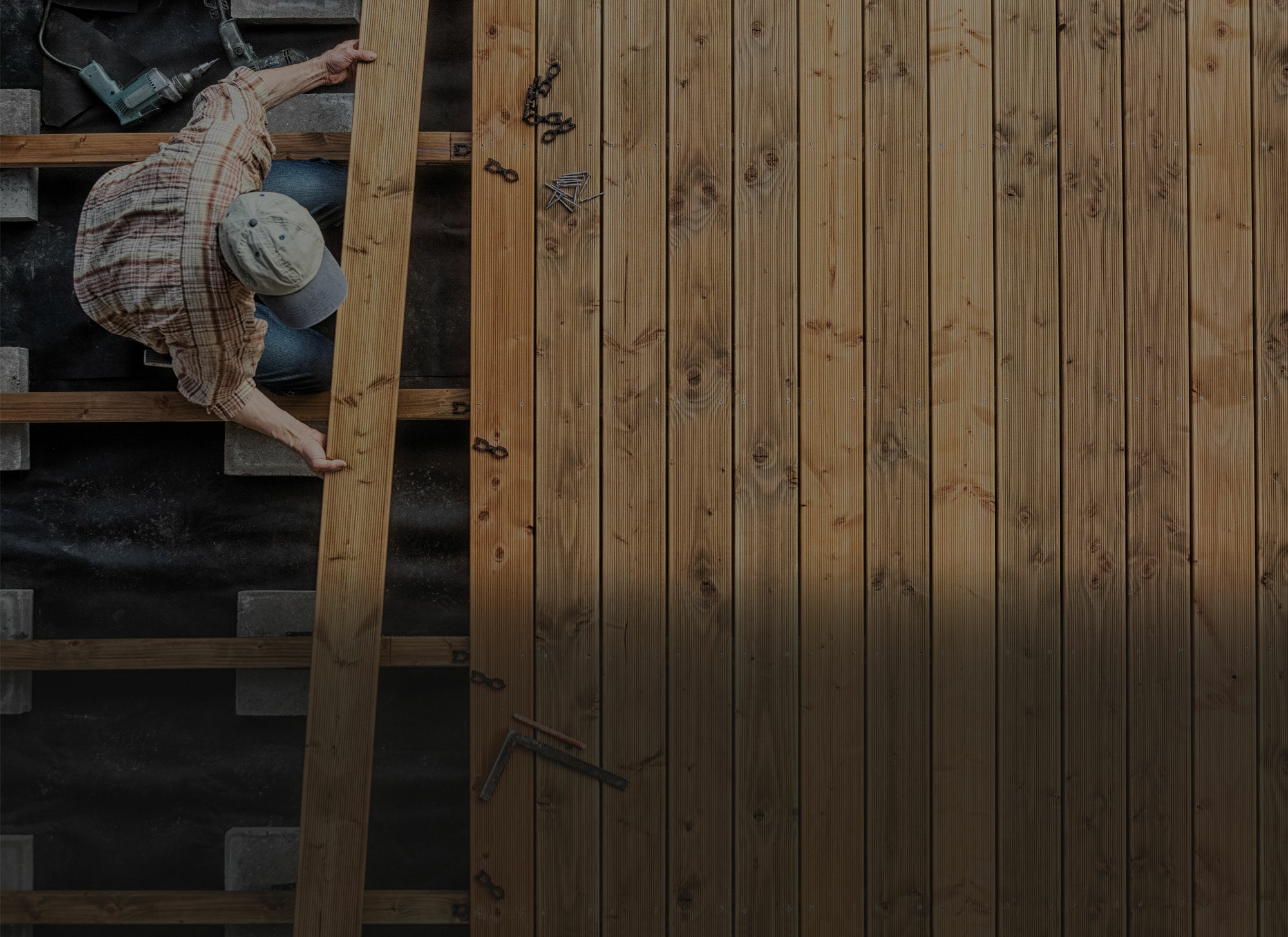 Photo d’un artisan réalisant des travaux d'aménagement extérieur, pour valoriser les bonnes pratiques de l'AQC dédiées aux artisans et entrepreneurs