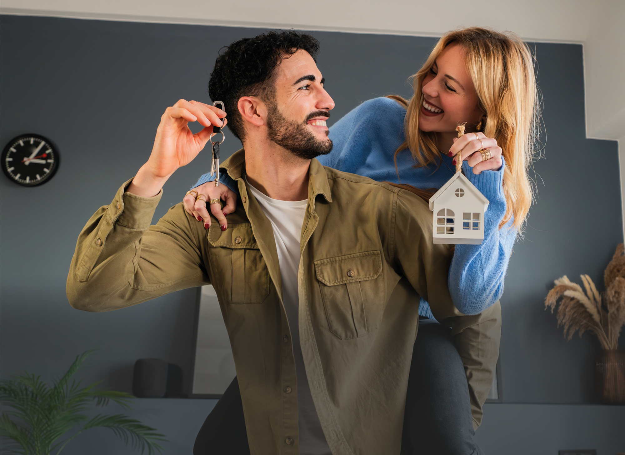 Photo d’un couple emménageant dans un logement, pour valoriser les ressources et conseils travaux de l'AQC dédiés aux particuliers