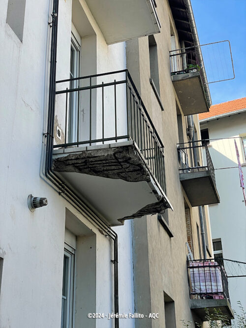 Désordre bâtiment : Altération des aciers corrodés d'un balcon - Concours Photo AQC 2024 - Jérémie Fallito