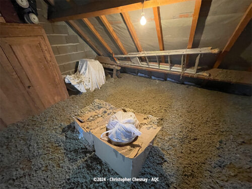 Désordre bâtiment : Isolation en plancher de comble sans préparation - Concours Photo AQC 2024 - Christopher Chesnay
