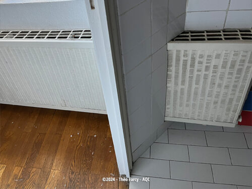 Désordre bâtiment : Montage d'une cloison sur un radiateur - Concours Photo AQC 2024 - Théo Farcy