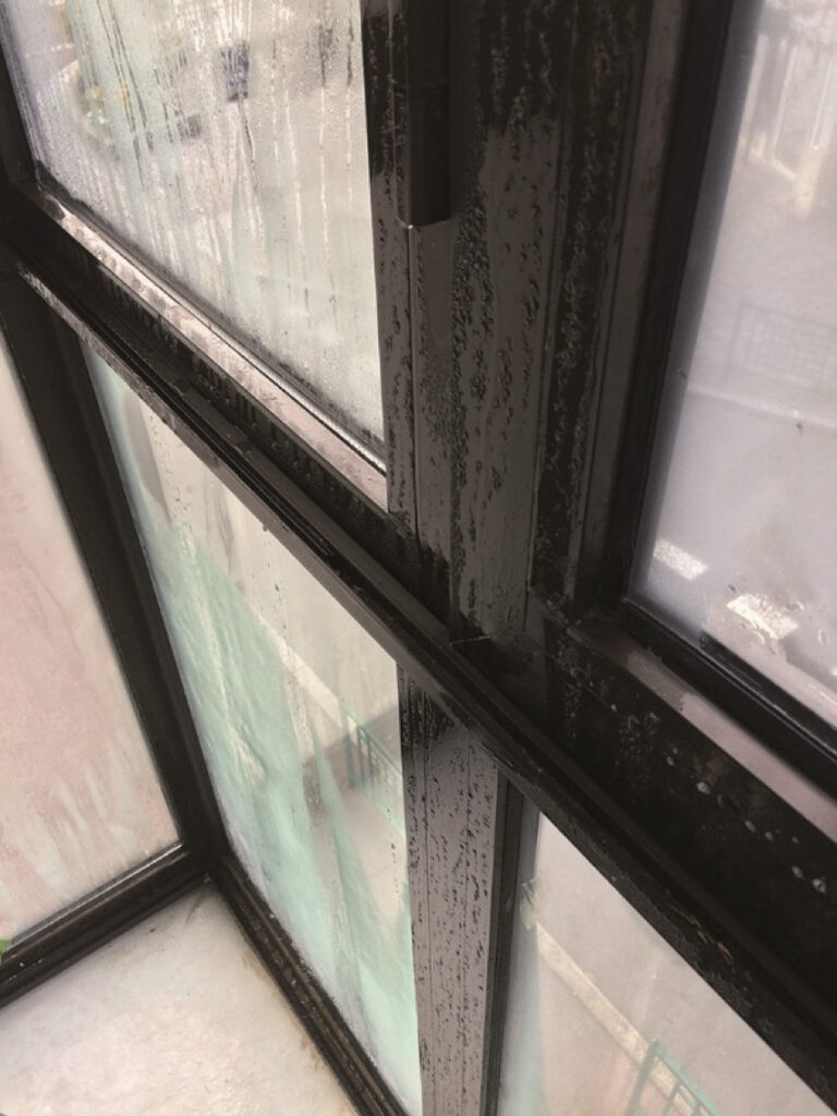 Fenêtre présentant une forte condensation depuis l'intérieur d'un logement