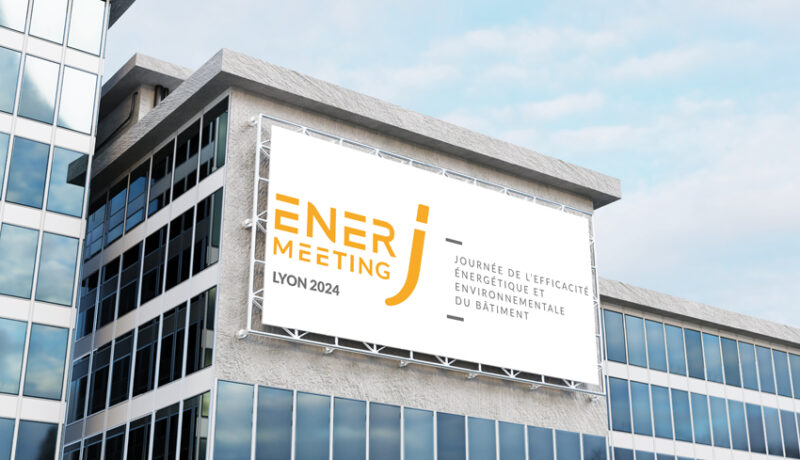 Logo de la 3e édition de EnerJ-meeting Lyon sur le thème « Sobriété, efficacité énergétique et décarbonation » sur un panneau publicitaire urbain