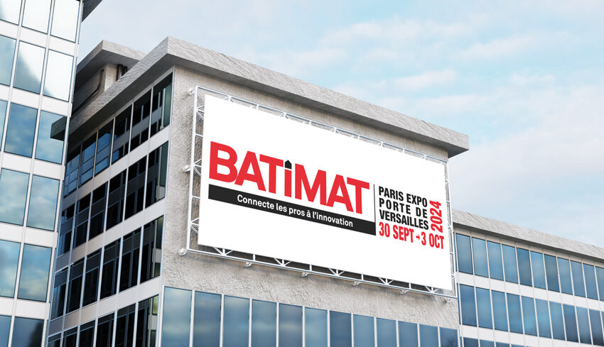 Logo du salon BATIMAT 2024 sur un panneau publicitaire urbain