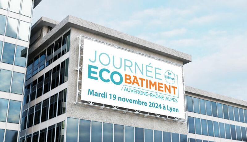 Logo de la Journée de l'Éco-Bâtiment 2024 sur un panneau publicitaire urbain