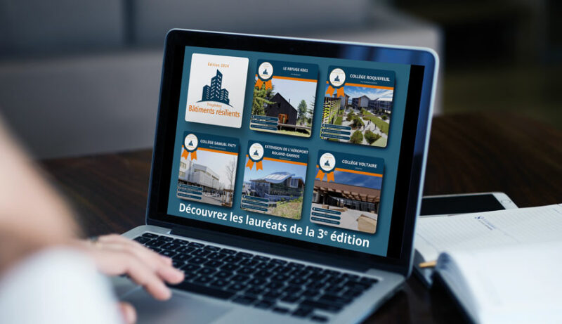 Homme consultant le Palmarès des Trophées Bâtiments Résilients 2024 sur son ordinateur