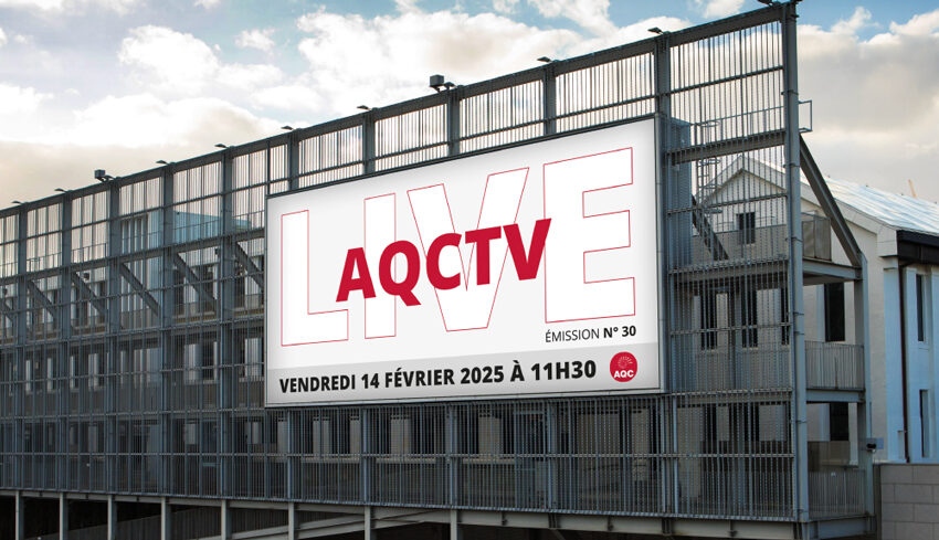 Logo de l'émission #AQCTVLIVE du 14 février 2025, sur un panneau publicitaire urbain