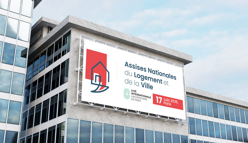 Logo de l'édition 2025 des Assises du Logement sur le thème « Agir ensemble pour une ville durable et des logements innovants et responsables » sur un panneau publicitaire urbain
