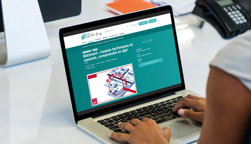 Femme consultant la page du MOOC en continu de l'AQC « Bâtiment : risques techniques et naturels, comprendre et agir »