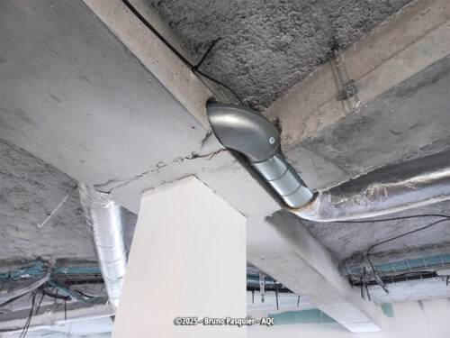 Désordre bâtiment : Découpe foraine affaiblissant une poutre porteuse - Concours Photo AQC 2025 - Bruno Pasquier