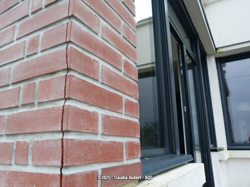 Désordre bâtiment : Fissuration de briquettes de parement sur une ossature bois - Concours Photo AQC 2025 - Claudia Aubert