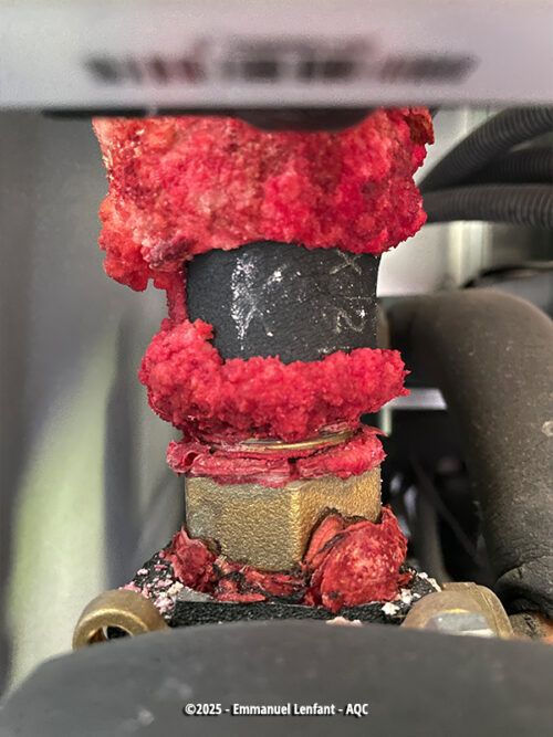 Désordre bâtiment : Perspirance de glycol au travers des joints d'une Pac - Concours Photo AQC 2025 - Emmanuel Lenfant