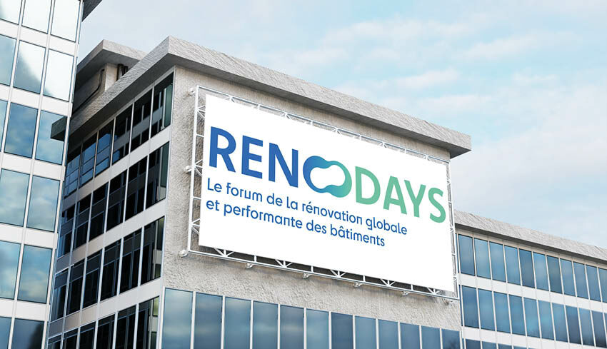 Logo de l'édition 2025 du forum Renodays sur un panneau publicitaire urbain