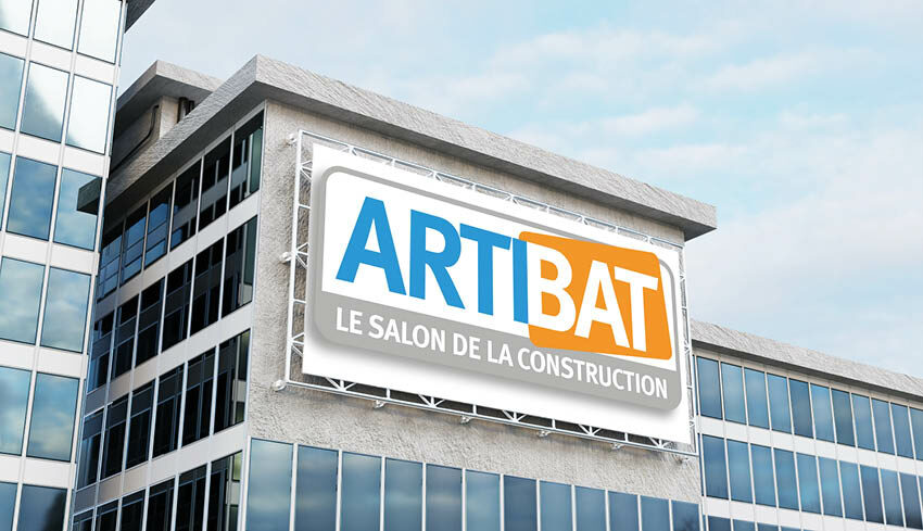 Logo de l'édition 2025 du salon ARTIBAT sur un panneau publicitaire urbain