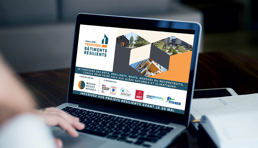Homme consultant l'affiche des Trophées Bâtiments Résilients 2026 sur son ordinateur.