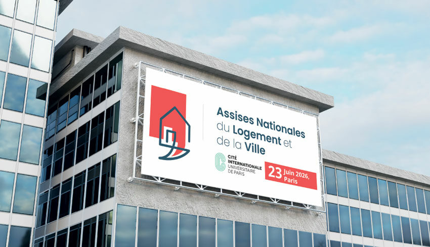 Logo de l'édition 2026 des Assises Nationales du Logement et la Ville sur un panneau publicitaire urbain