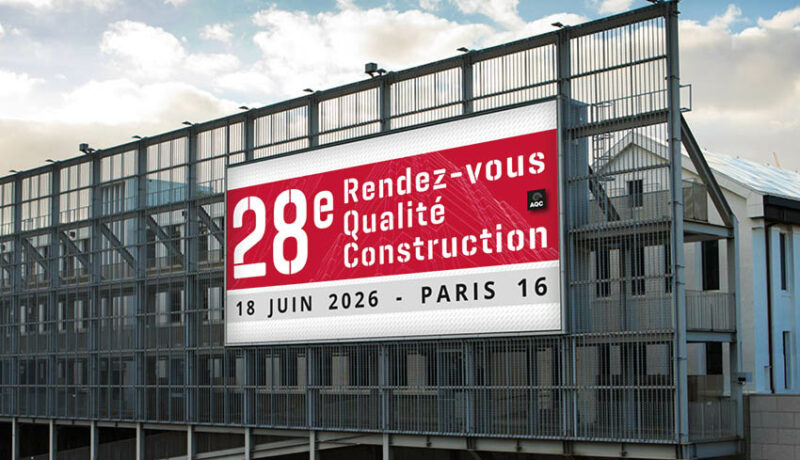 Logo du 28e Rendez-vous Qualité Construction, l'évènement annuel de l'AQC, sur un panneau publicitaire urbain