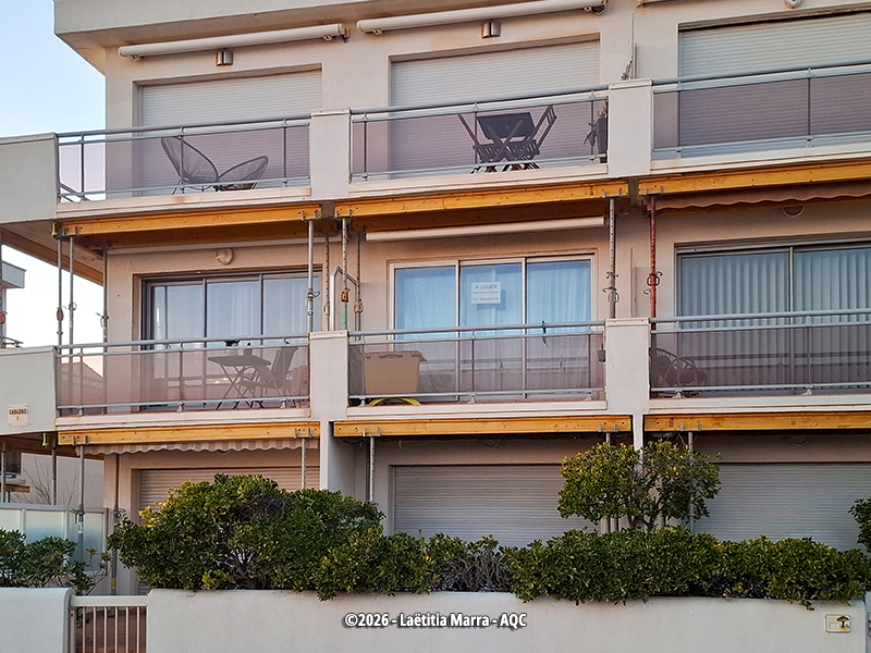 Désordre bâtiment : Défaut ferraillage : balcons affaissés, immeuble récent - Concours Photo AQC 2026 - Laëtitia Marra
