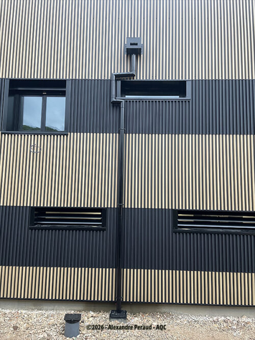 Désordre bâtiment : Défaut toiture : boîte à eau déplacée, non conforme DTU - Concours Photo AQC 2026 - Alexandre Peraud