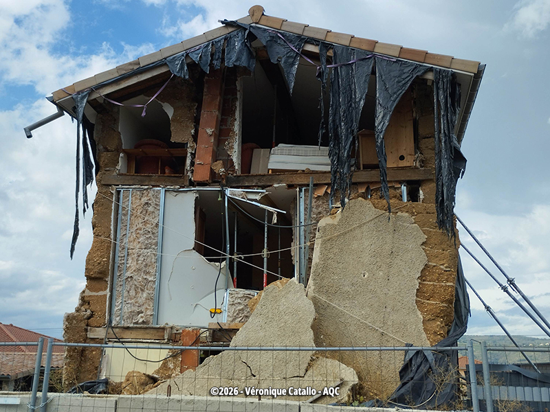 Désordre bâtiment : Effondrement d'un mur en pisé après pose d'un enduit imperméable et d'une isolation intérieure incompatibles - Concours Photo AQC 2026 - Véronique Catallo