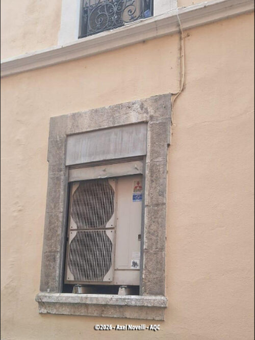 Désordre bâtiment : PAC en embrasure de fenêtre : surchauffe et brassage limité - Concours Photo AQC 2026 - Axel Novelli