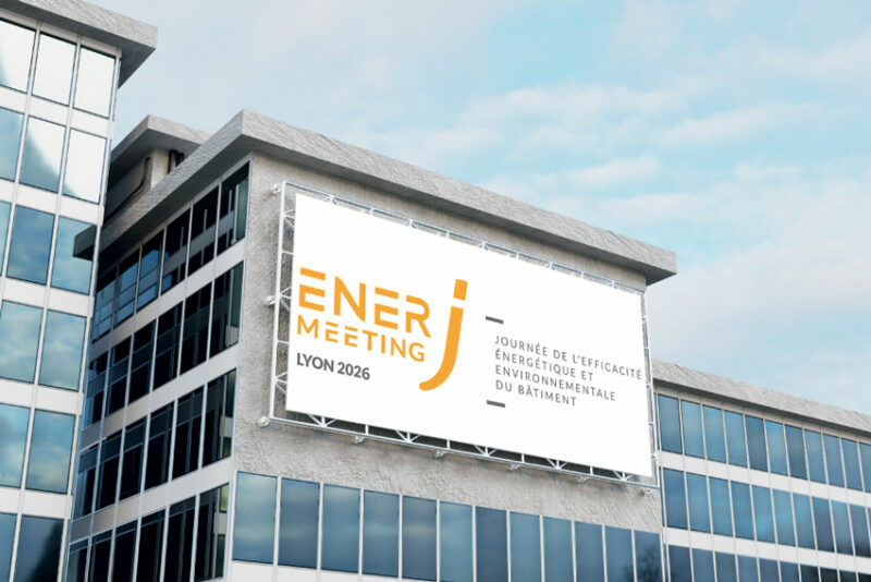 Logo de la 4e édition de EnerJ-meeting Lyon sur le thème «&nbsp;Bâtir 2050 – Sobriété – Efficacité – Décarbonation – Adaptation – Désirabilité&nbsp;» sur un panneau publicitaire urbain