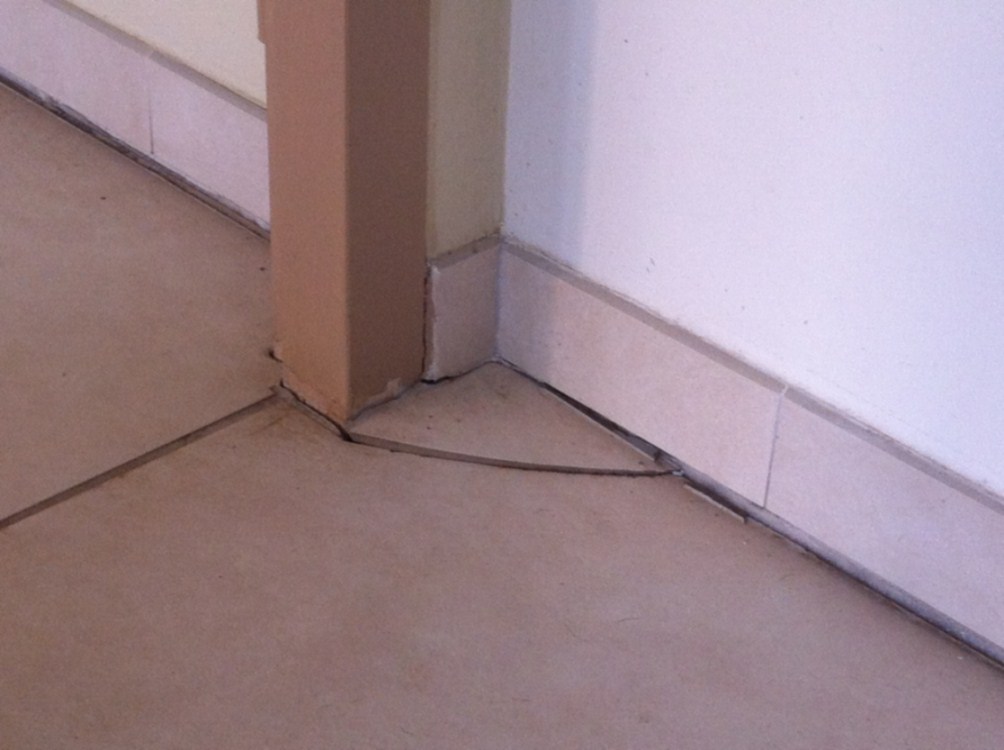 Carrelage cassé à cause d'un tassement