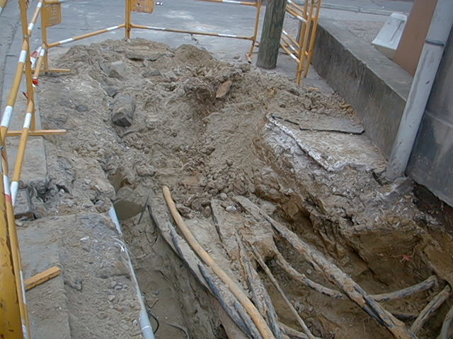 Travaux sur voirie laissant apparaître les réseaux enterrés et l'absence de marquage piquetage et de grillage avertisseur