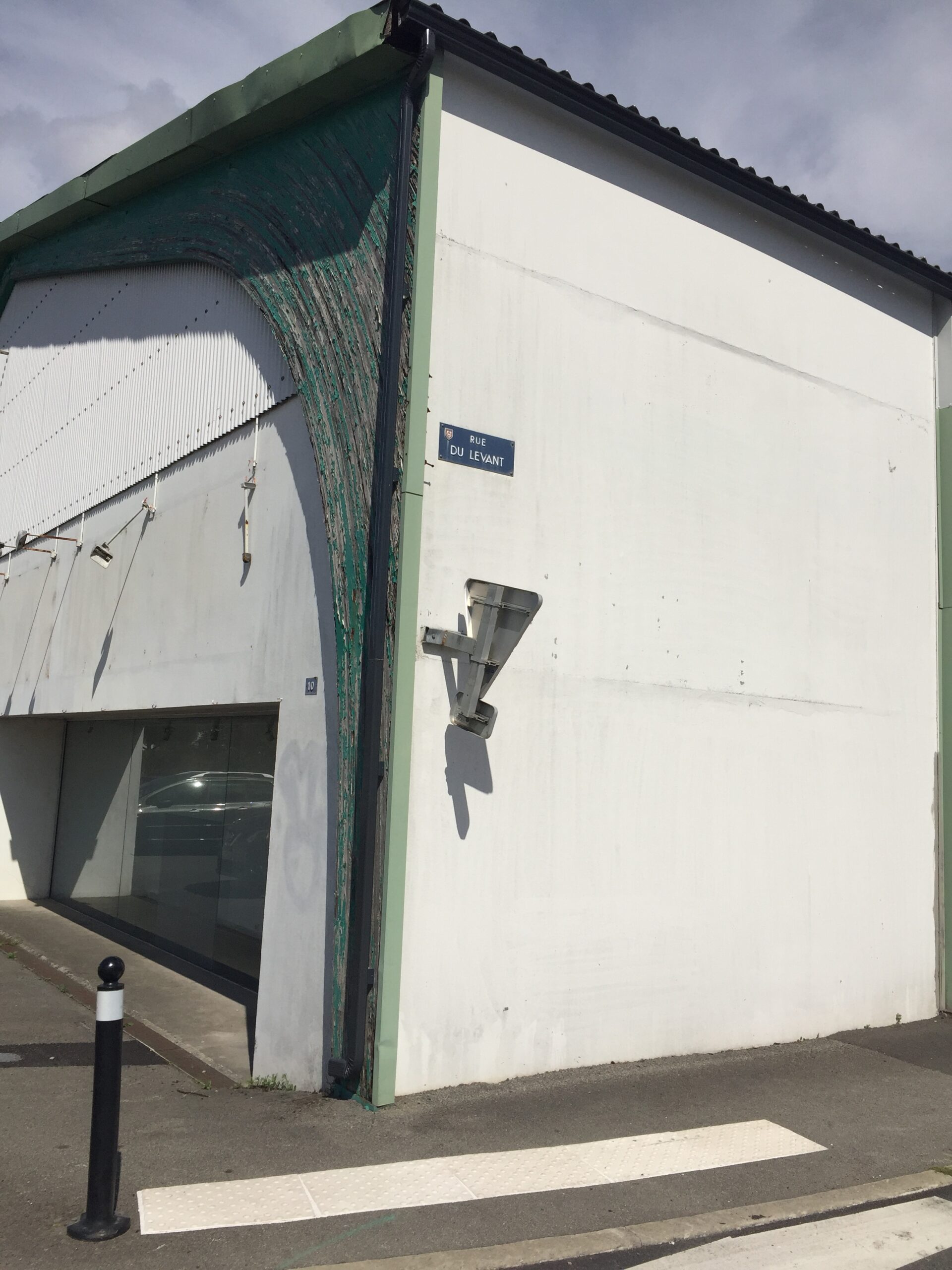 Bâtiment industriel dont les portiques en lamellé collé non traités en accord avec la classe d'emploi